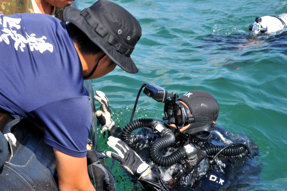Flickr - Official U.S. Navy Imagery - Japan Maritime Self-Defense Force and Royal Australian Navy divers conduct joint training.