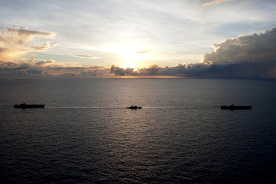 Flickr - Official U.S. Navy Imagery - Navy ships participate in Valiant Shield 2012.