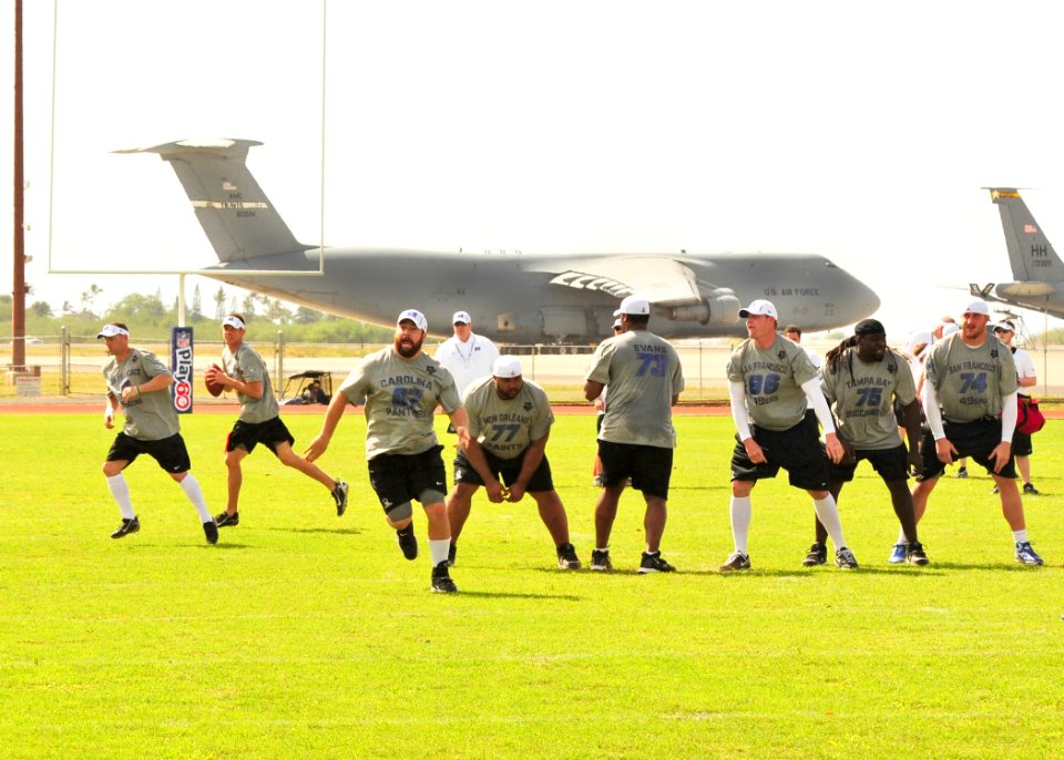 Flickr - Official U.S. Navy Imagery - NFL Pro Bowl players practice.