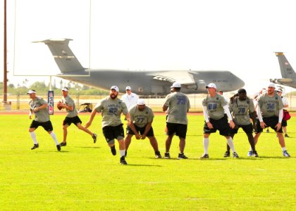 Flickr - Official U.S. Navy Imagery - NFL Pro Bowl players practice.