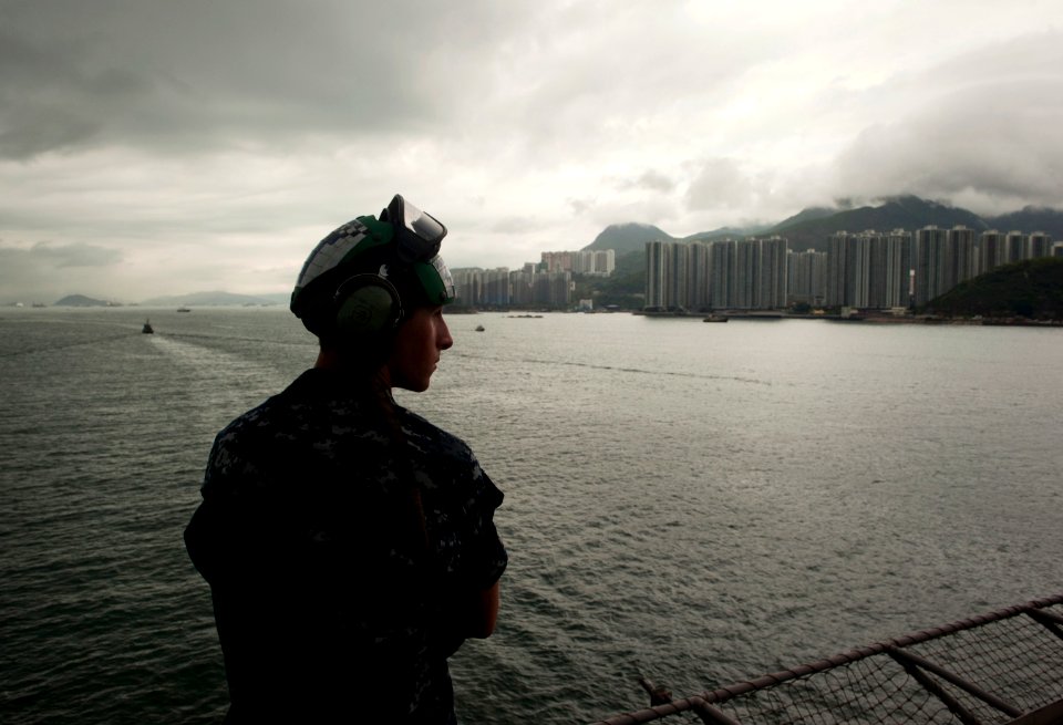 Flickr - Official U.S. Navy Imagery - Sailor watches from the bow as USS Carl Vinson arrives to anchor in Hong Kong