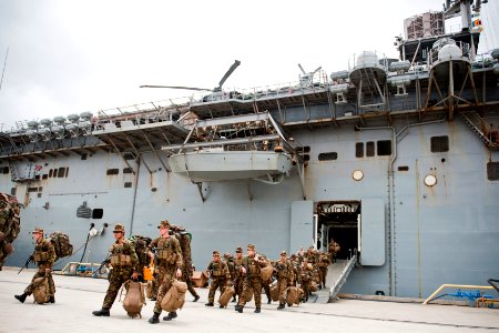 Flickr - Official U.S. Navy Imagery - New Zealand Army soldiers assigned to Alpha Company disembark USS Essex.