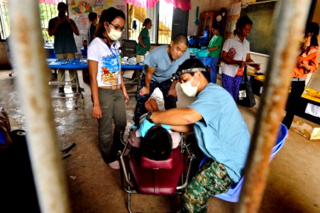 Flickr - Official U.S. Navy Imagery - Pacific Partnership treats patients in Cambodia.