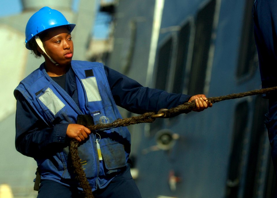 Flickr - Official U.S. Navy Imagery - Sailor heaves a line aboard USS Mason during underway replenishment.