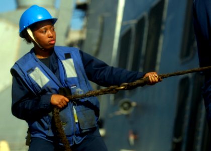 Flickr - Official U.S. Navy Imagery - Sailor heaves a line aboard USS Mason during underway replenishment.
