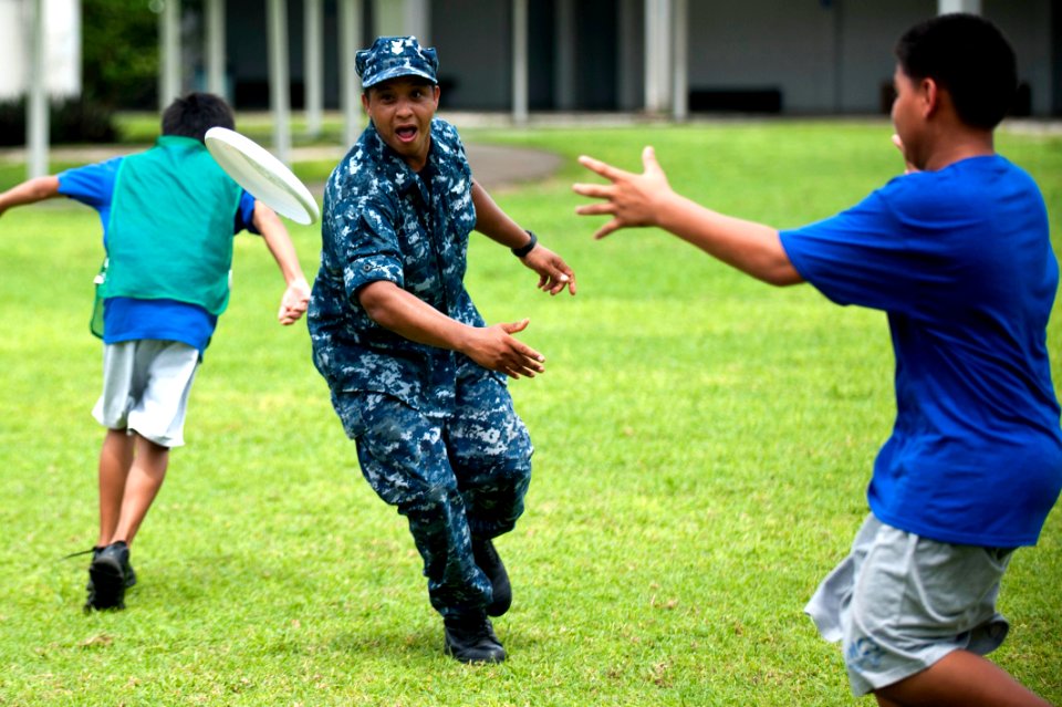 Flickr - Official U.S. Navy Imagery - Sailor plays ultimate frisbee in Saipan.