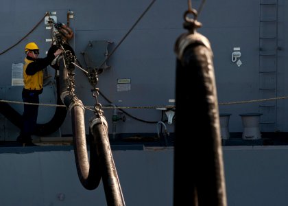 Flickr - Official U.S. Navy Imagery - Sailor sends bag with messages to USS Carl Vinson during refueling operations.