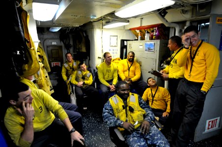 Flickr - Official U.S. Navy Imagery - Sailors assigned to the air department aboard the Nimitz-class aircraft carrier USS Carl Vinson (CVN 70) relax. (1)