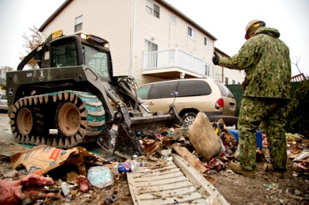 Flickr - Official U.S. Navy Imagery - Sailors assist with Hurricane Sandy clean-up. (4)