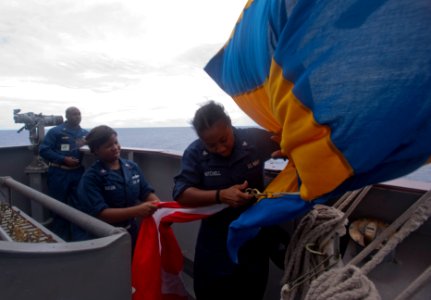 Flickr - Official U.S. Navy Imagery - Sailors conduct a flag hoist drill. photo