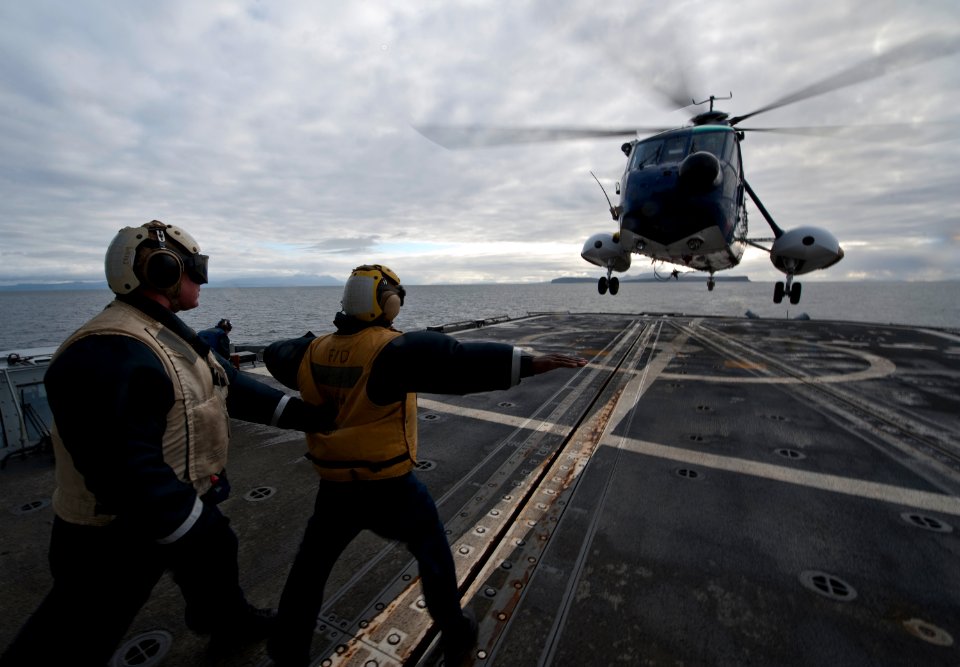 Flickr - Official U.S. Navy Imagery - Sailors direct a helicopter aboard USS Gettysburg.