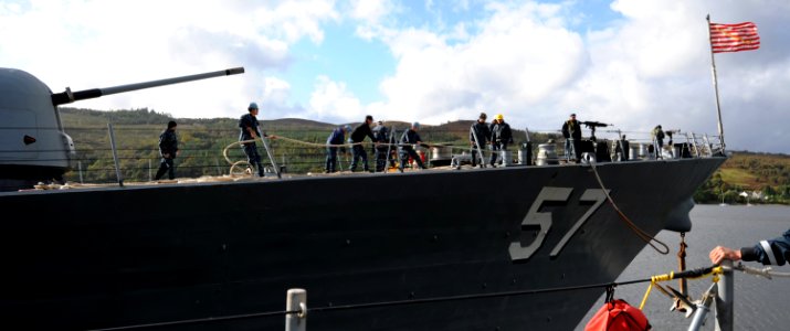 Flickr - Official U.S. Navy Imagery - Sailors get USS Mitscher underway in Scotland.