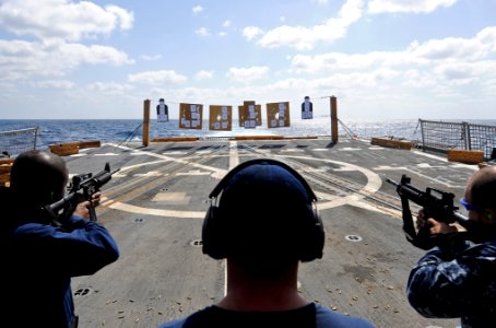 Flickr - Official U.S. Navy Imagery - Sailors fire M16 service rifles during weapons qualifications on the flight deck of the Arleigh Burke-class guided-missile destroyer USS Momsen. photo