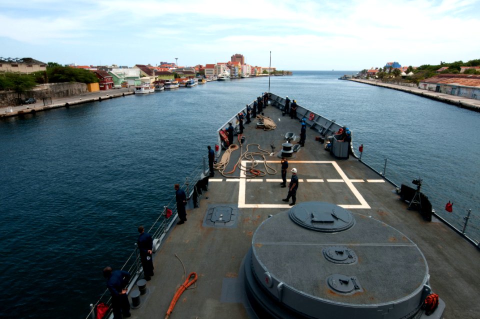 Flickr - Official U.S. Navy Imagery - Sailors man the rail.