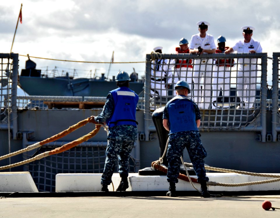 Flickr - Official U.S. Navy Imagery - Sailors secure USS Crommelin upon its return.