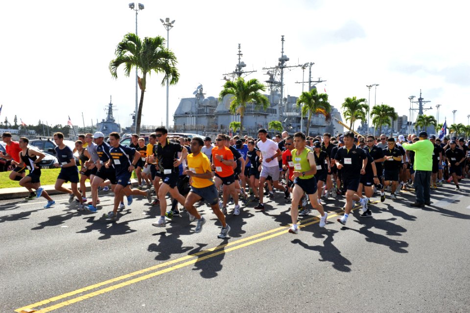 Flickr - Official U.S. Navy Imagery - Sailors participate in a 5K run during the Rim of the Pacific exercise.