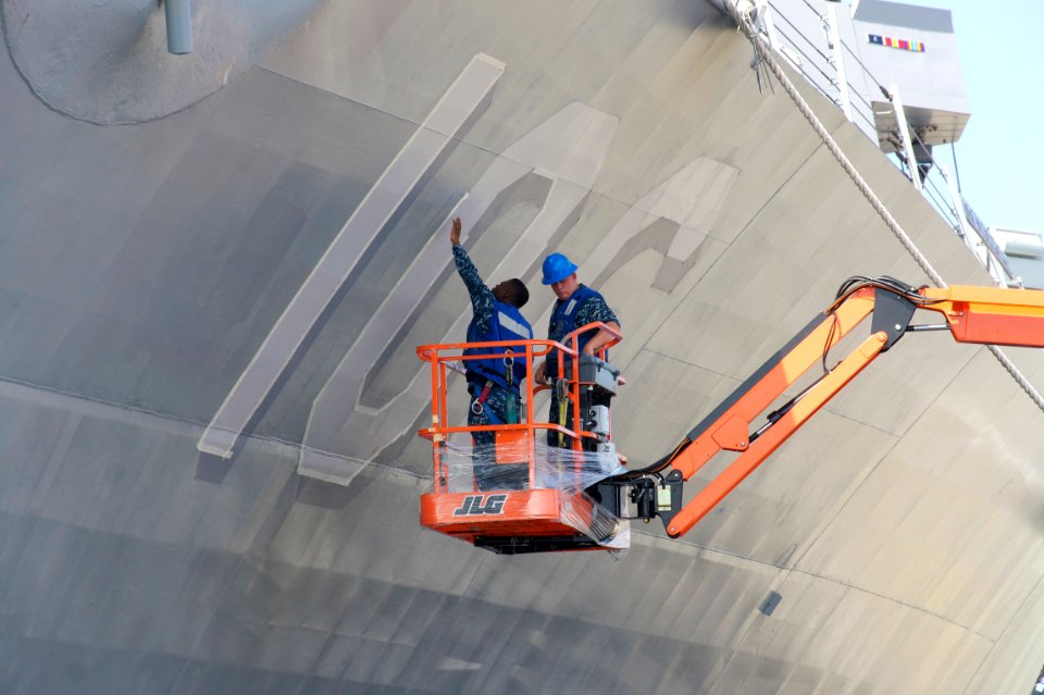 Flickr - Official U.S. Navy Imagery - Sailors paint USS Stockdale.