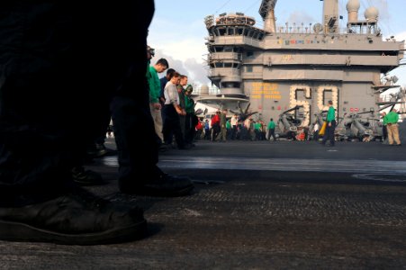 Flickr - Official U.S. Navy Imagery - Sailors perform a foreign object debris walk down on the flight deck.