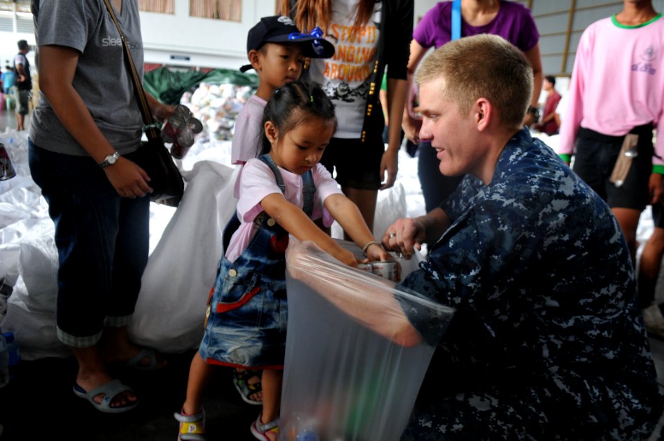 Flickr - Official U.S. Navy Imagery - Sailors volunteer at a community service event. (4)