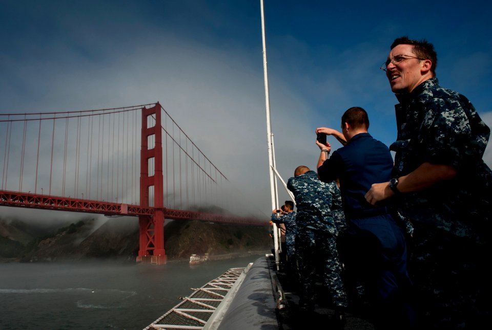 Flickr - Official U.S. Navy Imagery - Sailors watch from the flight deck as Nimitz-class aircraft carrier USS Carl Vinson (CVN 70) approaches the Golden Gate Bridge