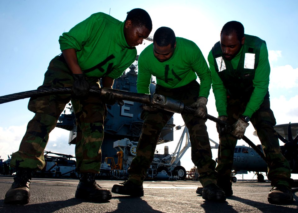 Flickr - Official U.S. Navy Imagery - Sailors reconnect a cross-deck pennant to a purchase cable on the flight deck .