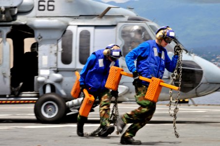 Flickr - Official U.S. Navy Imagery - Sailors remove the chocks and chains from a helicopter.