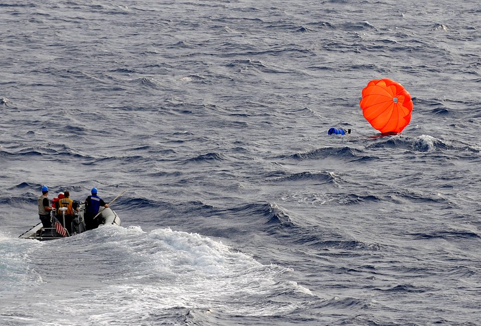 Flickr - Official U.S. Navy Imagery - Sailors retrieve a sealed capsule.