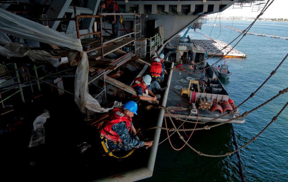 Flickr - Official U.S. Navy Imagery - Sailors remove paint from ship.