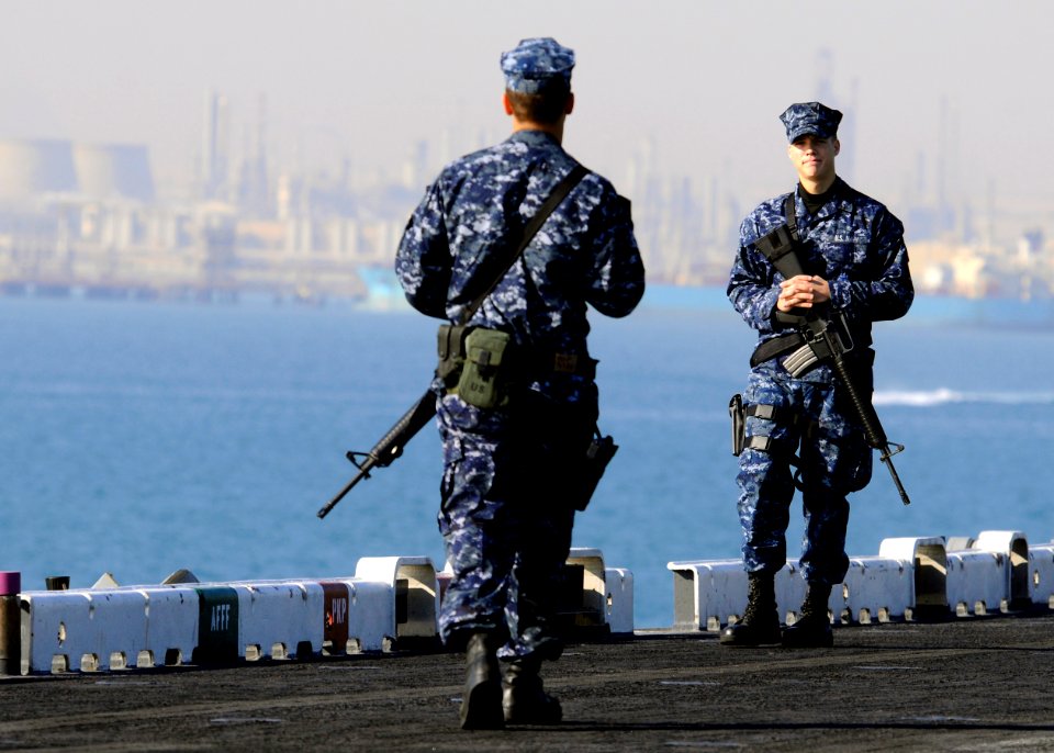 Flickr - Official U.S. Navy Imagery - Sailors stand security watch aboard USS Kearsarge.
