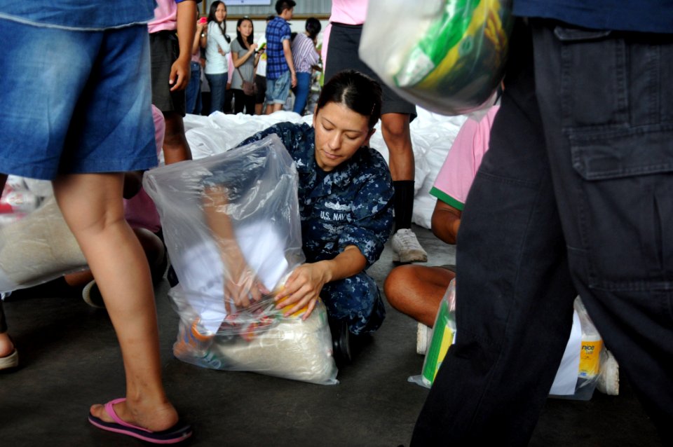 Flickr - Official U.S. Navy Imagery - Sailors volunteer at a community service event. (1)