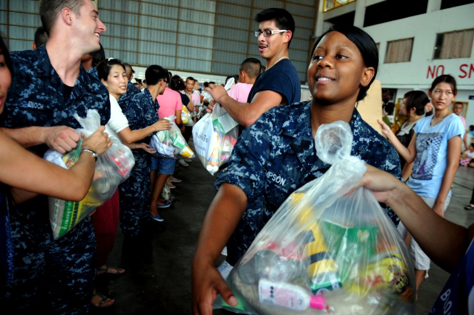 Flickr - Official U.S. Navy Imagery - Sailors volunteer at a community service event.
