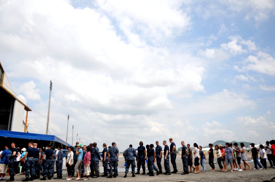 Flickr - Official U.S. Navy Imagery - Sailors volunteer at a community service event. (3)