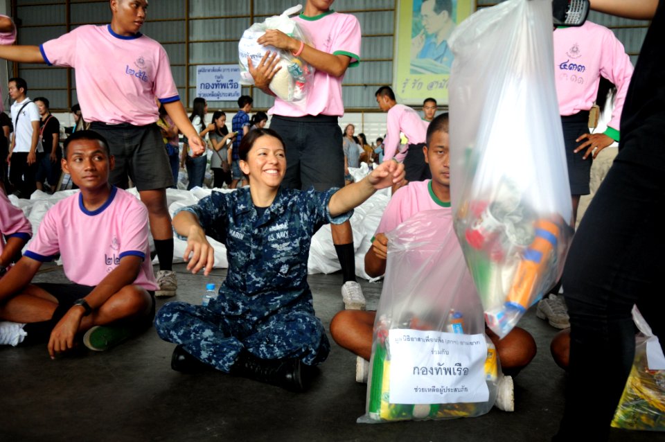 Flickr - Official U.S. Navy Imagery - Sailors volunteer at a community service event. (2)