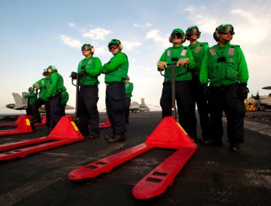 Flickr - Official U.S. Navy Imagery - Sailors wait to move stores during vertical replenishment.