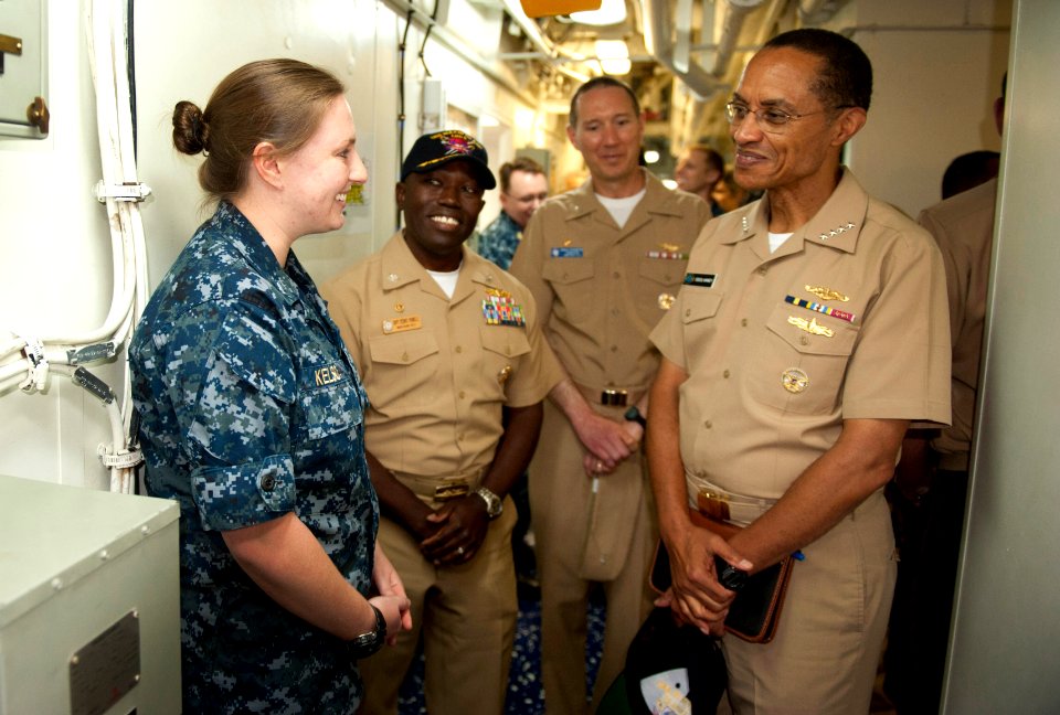 Flickr - Official U.S. Navy Imagery - The commander of the U.S. Pacific Fleet greets an officer.