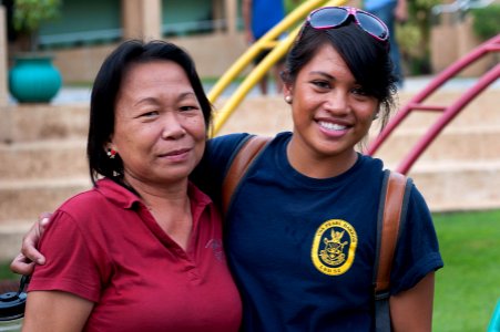 Flickr - Official U.S. Navy Imagery - Sailors work together to promote community service.