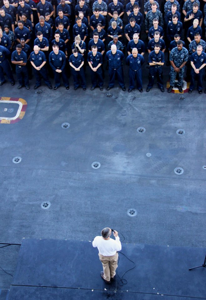 Flickr - Official U.S. Navy Imagery - The commanding officer of the aircraft carrier USS George Washington speaks to Sailors during an all-hands call.