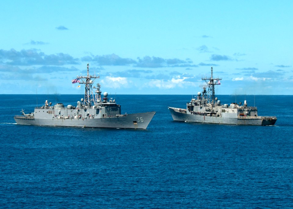 Flickr - Official U.S. Navy Imagery - The guided-missile frigate USS Underwood (FFG 36) conducts a passing exercise with USS Nicholas (FFG 47) in the Pacific Ocean.