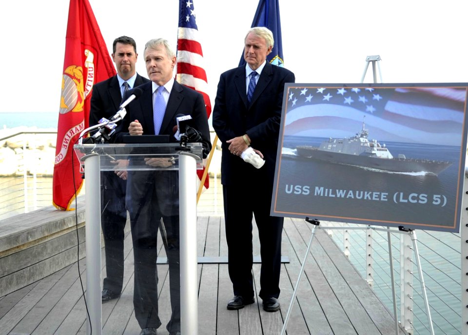 Flickr - Official U.S. Navy Imagery - Secretary of the Navy Ray Mabus and Milwaukee, Wis., Mayor Tom Barrett, right, announce USS Milwaukee (LCS 5)