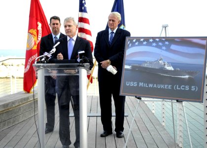 Flickr - Official U.S. Navy Imagery - Secretary of the Navy Ray Mabus and Milwaukee, Wis., Mayor Tom Barrett, right, announce USS Milwaukee (LCS 5)