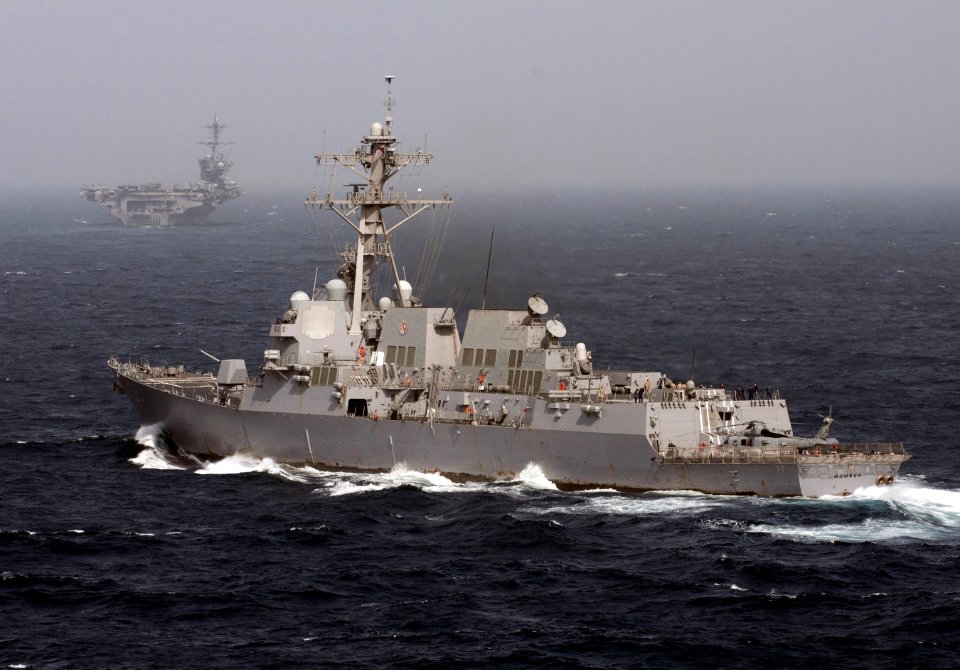 Flickr - Official U.S. Navy Imagery - The Arleigh Burke-class guided-missile destroyer USS Momsen (DDG 92) arrives alongside the Nimitz-class aircraft carrier USS Carl Vinson (CVN 70). (1)