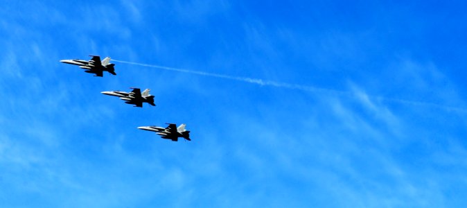 Flickr - Official U.S. Navy Imagery - Three F-A-18E Super Hornets from the Tophatters of Strike Fighter Squadron (VFA) 14
