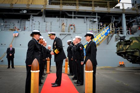 Flickr - Official U.S. Navy Imagery - The CNO meets with Sailors.