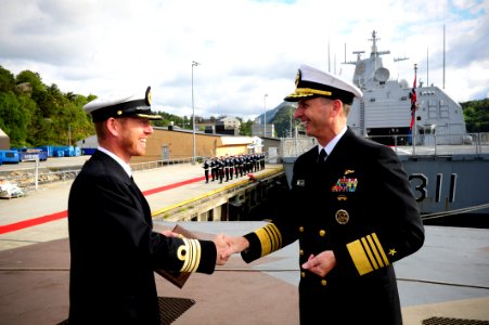 Flickr - Official U.S. Navy Imagery - The CNO shakes hands with a Royal Norwegian navy officer during a tour of the Skjold-class coastal corvette HNoMS Skudd.