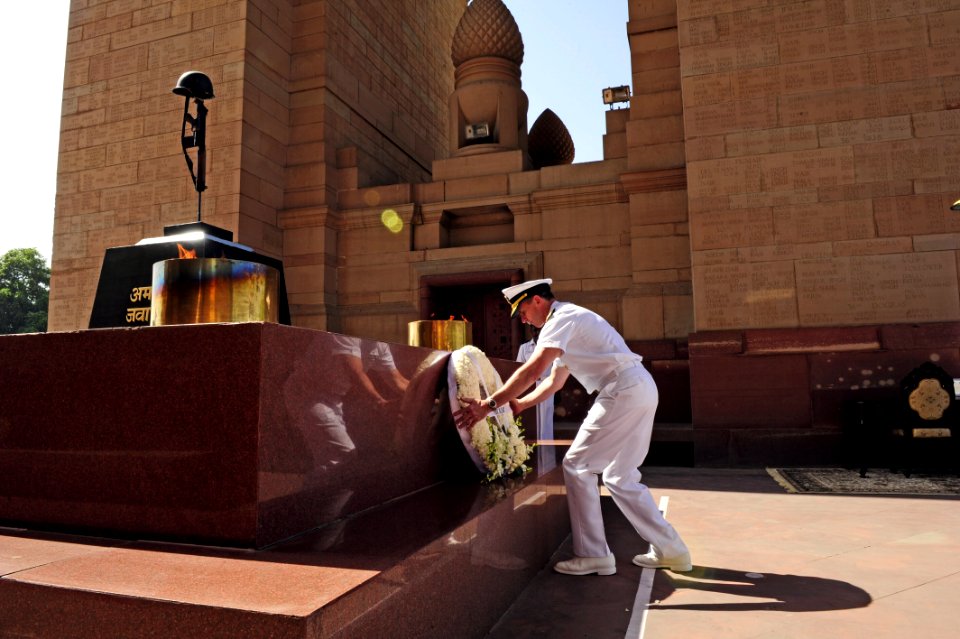 Flickr - Official U.S. Navy Imagery - The CNO places a wreath at the Eternal Flame at the Navy Gate War Memorial to honor fallen Indian military personnel.