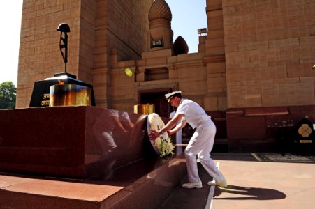 Flickr - Official U.S. Navy Imagery - The CNO places a wreath at the Eternal Flame at the Navy Gate War Memorial to honor fallen Indian military personnel.