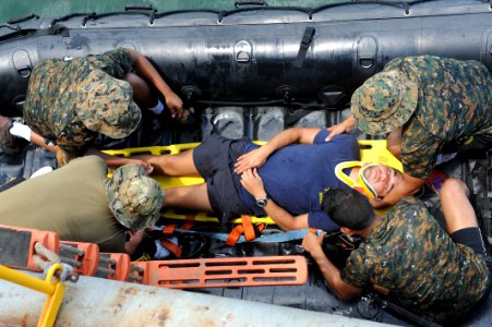 Flickr - Official U.S. Navy Imagery - U.S. and Panamanian divers conduct training.