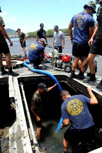 Flickr - Official U.S. Navy Imagery - U.S. and Panamanian divers work on a salvage project in Navy Dive-Southern Partnership Station 2012. (2)