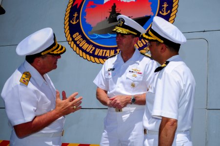 Flickr - Official U.S. Navy Imagery - The CNO talks to a Turkish Naval Fleet Commander about the ship's capabilities after a pierside tour at Golcuk Naval Base.