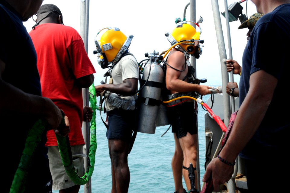 Flickr - Official U.S. Navy Imagery - U.S. Navy and Bahamian divers prepare for a training dive.